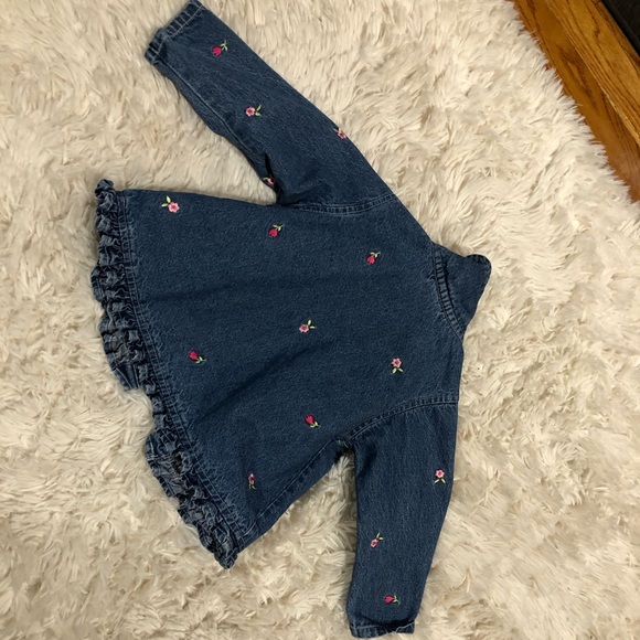 Infant Jean jacket 24 M w pink flower buttons and design throughout. Adorable🥰 - Picture 6 of 7